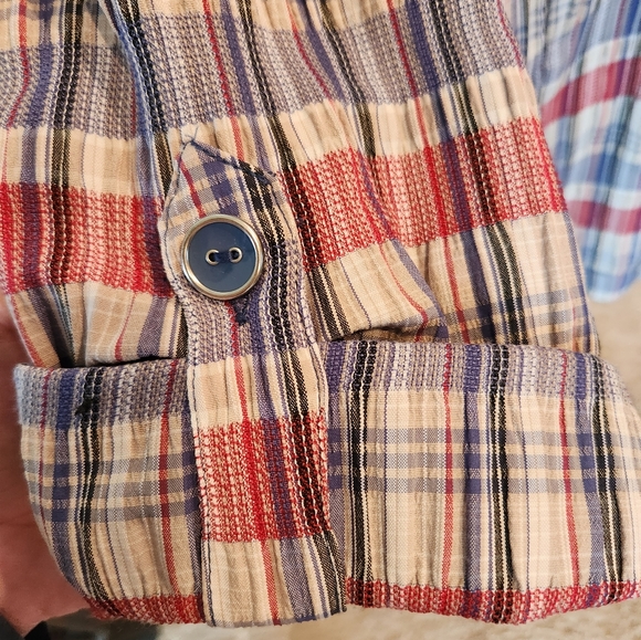 CJ BANKS  SIZE 2X. Full zip front, button roll up sleeve.  wrinkle free fabric - Picture 4 of 7